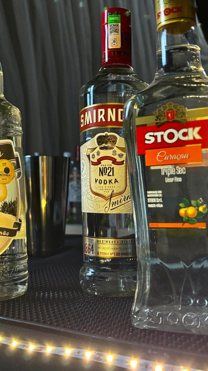 Estrutura de open bar Vyra Drinks com destilados selecionados