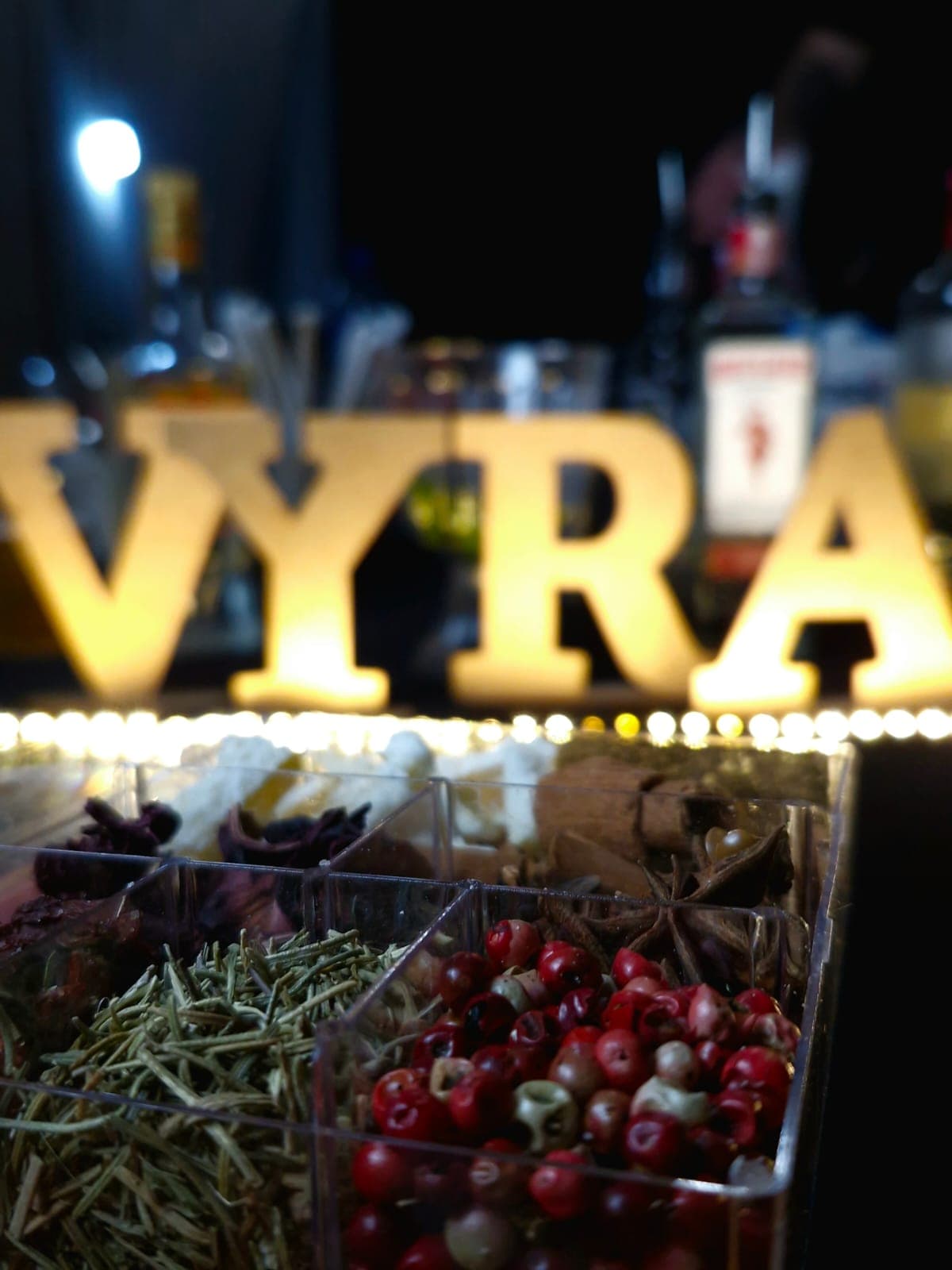 Mise en place de aromáticos e frutas para coquetelaria autoral Vyra Drinks